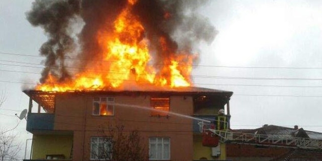 Ev sahibine sinirlenen kiracı oturduğu evi ateşe verdi