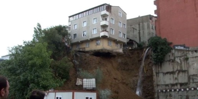 Beyoğlu'daki bina canlı yayında çöktü