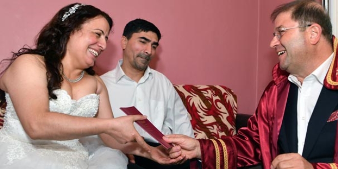MS hastası adam 22 yıl sonra eski eşiyle yeniden evlendi