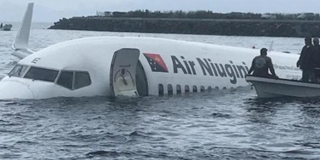 Uçak denize indi! Yolcular böyle kurtarıldı