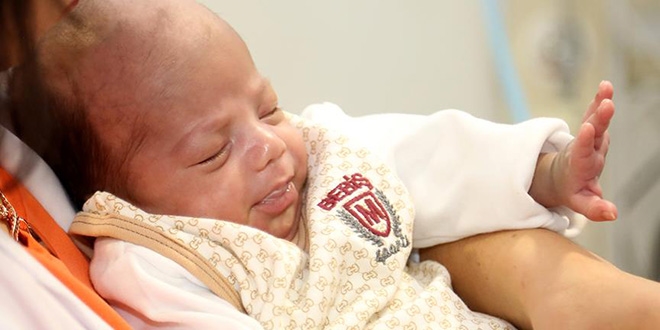 Prematüre bebek kalp ameliyatıyla hayata tutundu