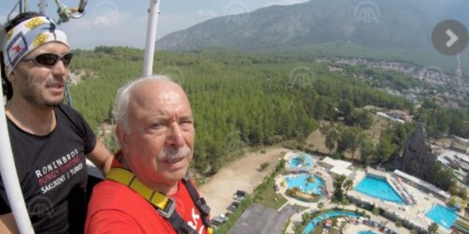 72 yaşındaki emekli profesörün 'bangee jumping' heyecanı