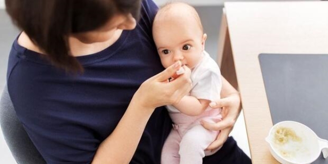 Uzmanından uyarı: Bebeğinizi sakın yatırarak beslemeyin