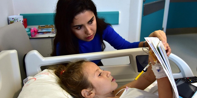Ayağı kesilen Aylin'e hastane odasında ders veriliyor