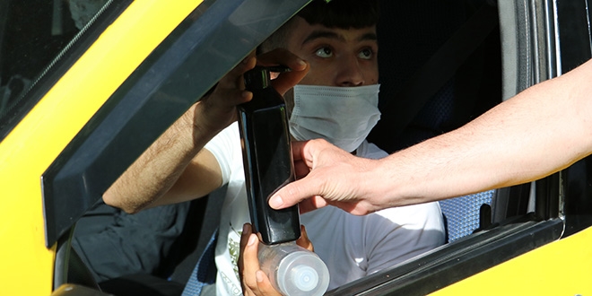 Polis dezenfektan sordu, taksici tıraş losyonu gösterdi
