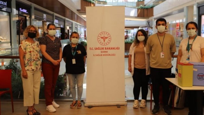 Edirne'de alışveriş merkezinde "aşı uygulama noktası" kuruldu