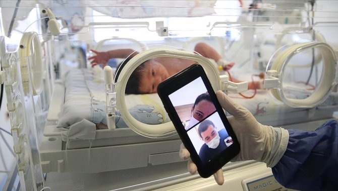 Kovid-19 tedavisi gören genç çift, yeni doğan bebeklerini telefon ekranından sevebildi