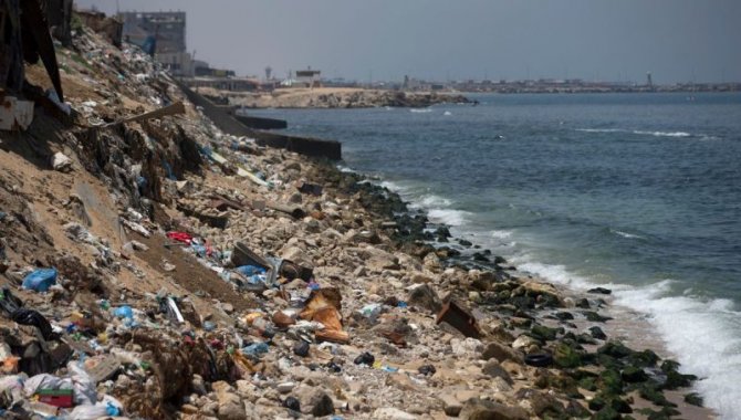 İsrail ablukası nedeniyle atık suların arıtılamadığı Gazze’de deniz kirliliği arttı