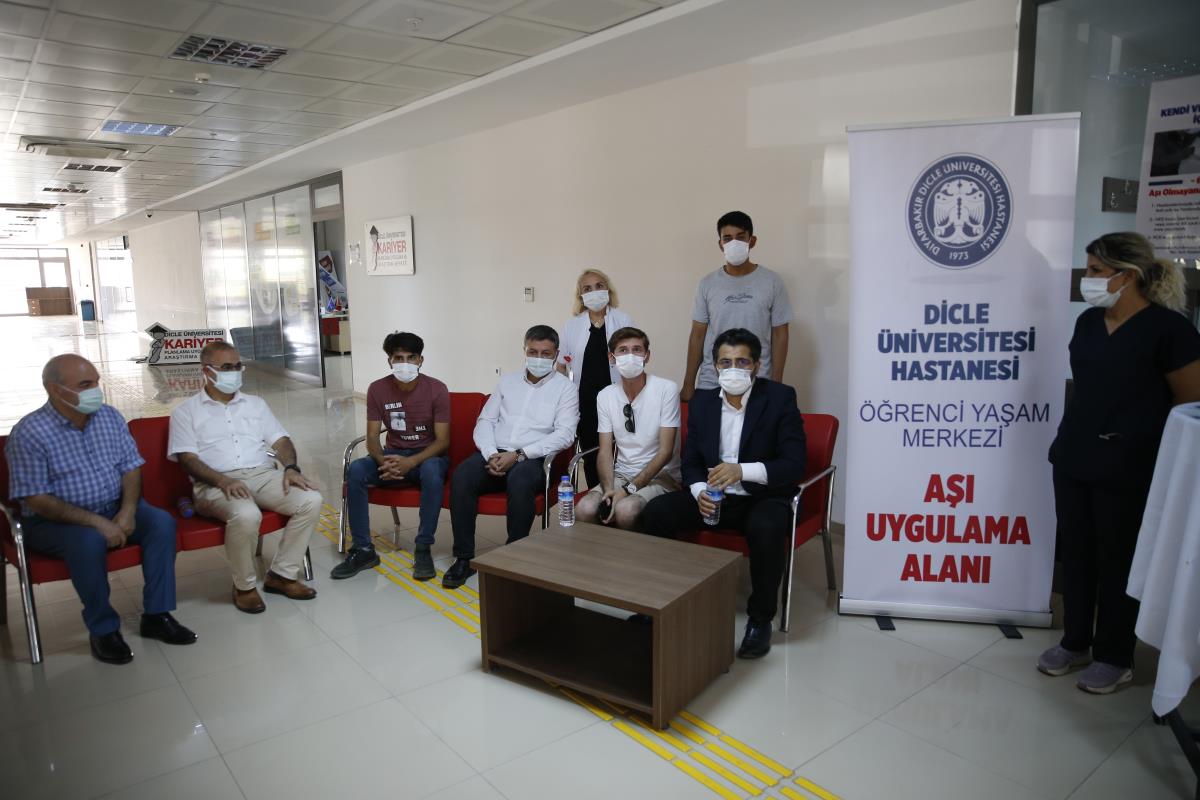 Diyarbakır DÜ'de yeni kayıt yapan öğrencilere Kovid-19 aşısı olma imkanı sağlandı