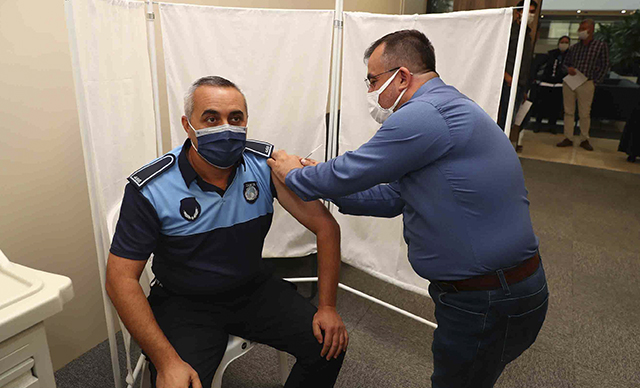 Bağcılar'da vatandaş ile belediye personeline randevusuz Kovid-19 aşı uygulaması yapıldı