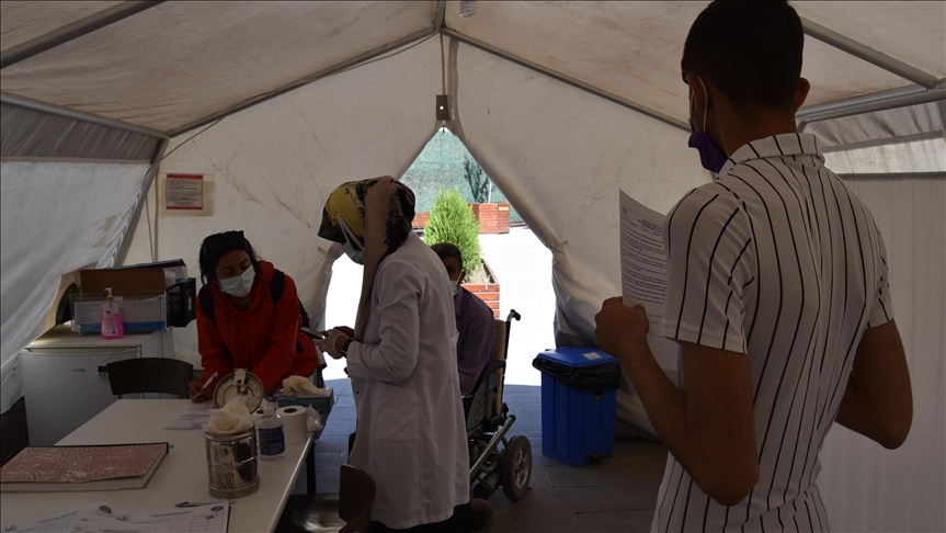 Köy köy dolaşıp aşı yapan sağlık ekipleri Kars'ı "mavi" kategoriye taşıdı