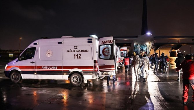 Depremde yaralanan bazı vatandaşların tedavisi İstanbul'da devam ediyor