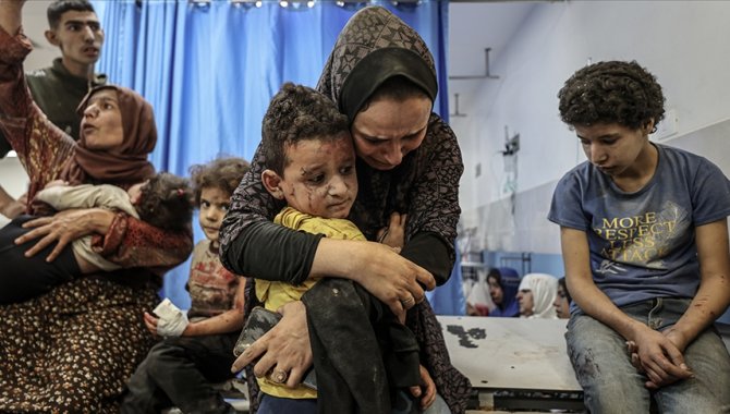İsrail saldırıları nedeniyle Şifa Hastanesine sığınan binlerce Filistinli, içecek su bile bulamıyor