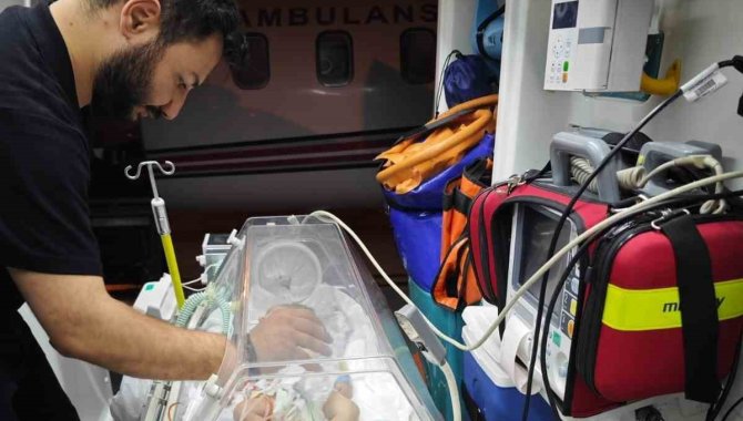 Van’da Bebek Hastalar Ambulans Uçakla İstanbul’a Sevk Edildi