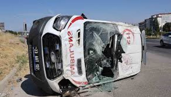 Elazığ'da ambulansla otomobilin çarpışması sonucu 5 kişi yaralandı