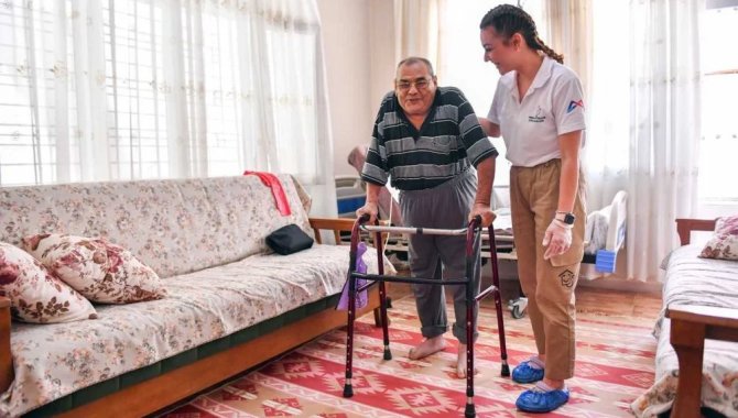 Mersin'de yatağa bağımlı 69 yaşındaki hasta, fizyoterapi desteğiyle iyileşiyor
