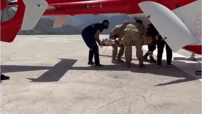 Yüksekten Düşen Şahıs, Ambulans Helikopter İle Hastaneye Sevk Edildi