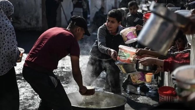 UNRWA: Gazze'de insanlar yakıcı güneşin altında saatlerce içme suyu sırası bekliyor