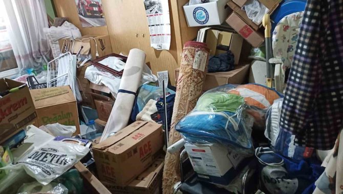 4 Ton Çöp Çıkan Evi Temizlenip Yaşanabilir Hale Getirildiler
