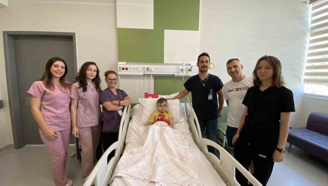 Manisa Şehir Hastanesinden 6 Yaşındaki Çocuğa Kritik Operasyon