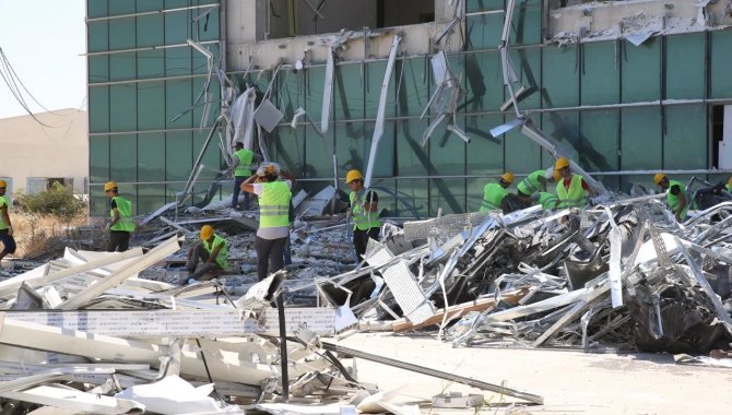 Hatay'da depremlerde hasar gören hastanenin yıkım çalışmalarına başlandı