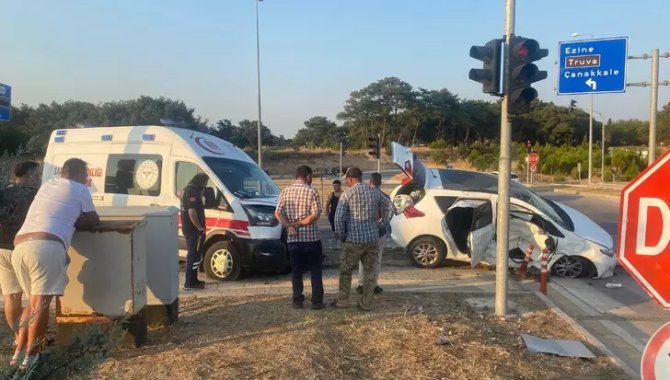 Çanakkale'de ambulansla otomobilin çarpışması sonucu 3 kişi yaralandı