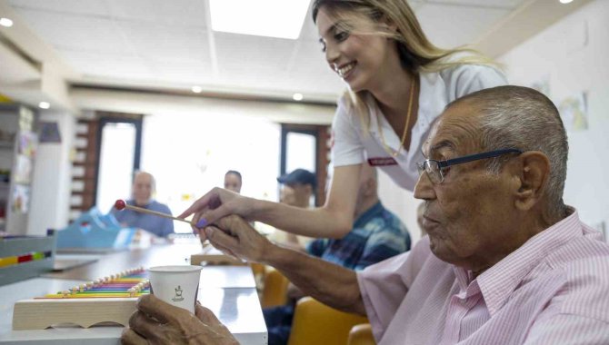 Gülümse Alzheimer Yaşam Merkezi’nde Hastalar Hayata Daha Sıkı Tutunuyor