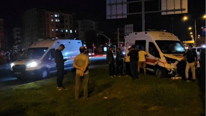 Çorum'da ambulansla otomobilin çarpışması sonucu 6 kişi yaralandı
