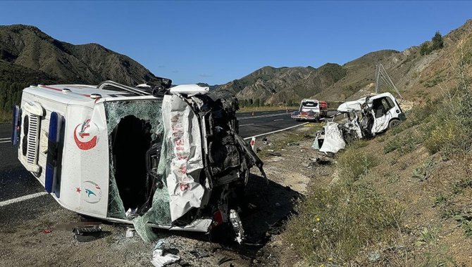 Erzurum'da ambulans ile hafif ticari aracın çarpışması sonucu 4 kişi öldü