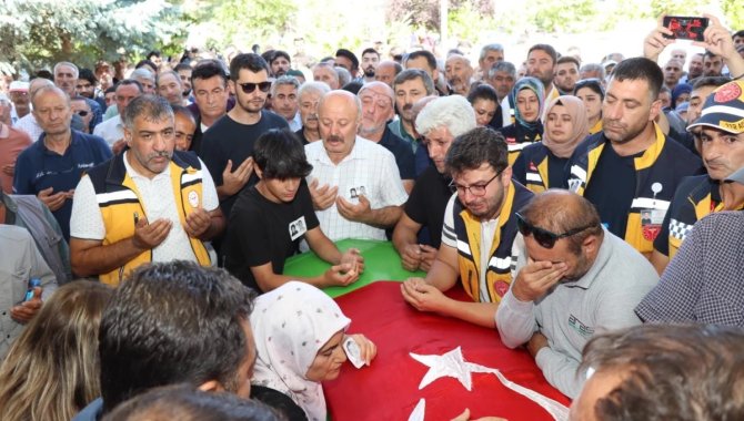 Erzurum'daki trafik kazasında hayatını kaybeden sağlıkçıların cenazesi toprağa verildi