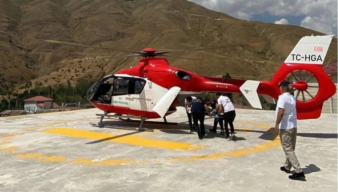 Van'da yüksekten düşen 4 yaşındaki çocuk ambulans helikopterle hastaneye ulaştırıldı
