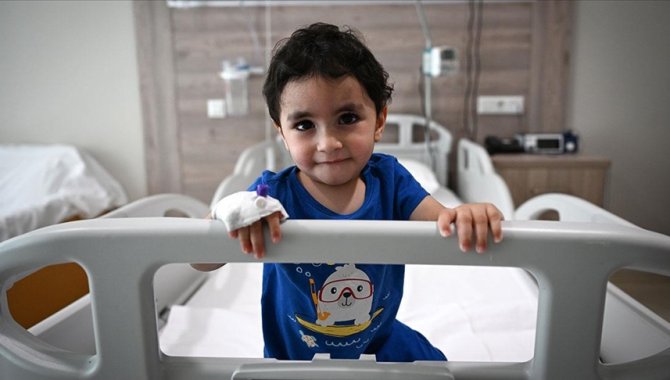 Yemek borusundaki darlık nedeniyle beslenemeyen Gazzeli bebek, sağlığına kavuştu