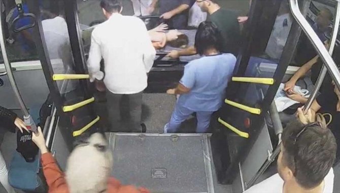 Sakarya'da belediye otobüsü şoförü, fenalaşan yolcuyu hastaneye yetiştirdi
