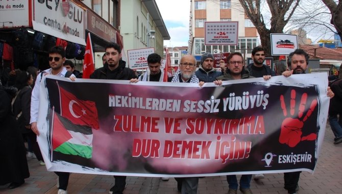 Eskişehir'de sağlık çalışanları Gazze için sessiz yürüyüşlerini sürdürdü