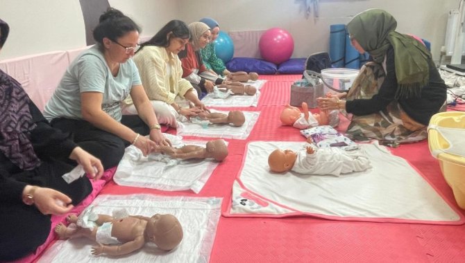 Düzce'de emziren annelere ilk yardım eğitimi verildi