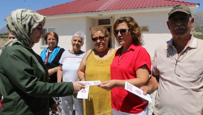 Sağlık Ekipleri Köylerde Keneye Karşı Vatandaşları Bilgilendiriyor