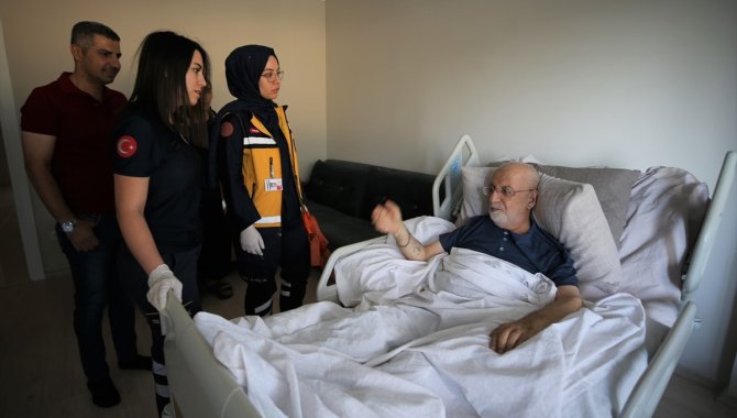 Mardin'de tedavi gören Kırklar Kilisesi Başpapazı Akyüz, ambulans uçakla İstanbul'a nakledildi