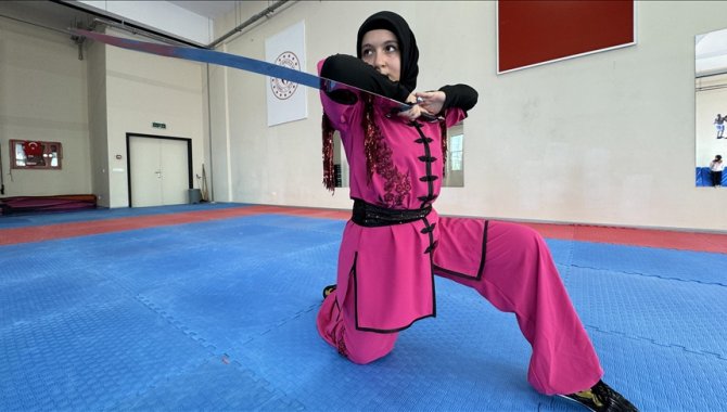 Wushu şampiyonu Buğlem azmi ve kararlığıyla ailesinin "süper kahramanı" oldu