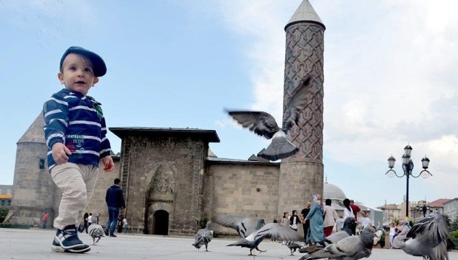 “Sıcak Havalarda Bol, Hafif Ve Açık Renkli Giyinin”