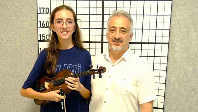 Skolyozu Yendi, Doktoruna Kemanıyla Konser Verdi