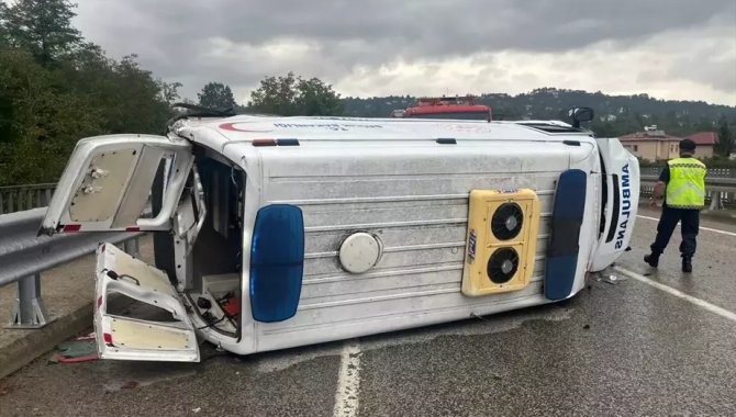 Ordu'da ambulansın devrildiği kazada 4 kişi yaralandı