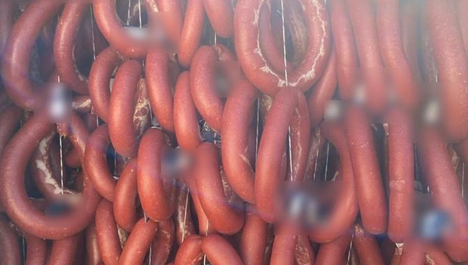 Antalya'da sağlık koşullarına uygun olmayan 2 bin 400 kilogram sucuk imha edildi