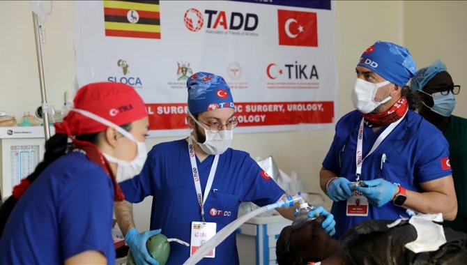 Türk gönüllü sağlık ekibi Uganda'da tedavilere ve ameliyatlara devam ediyor