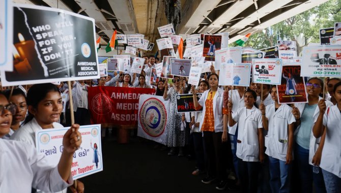 Hindistan'da kadın meslektaşları öldürülen doktorlar tekrar greve gitti