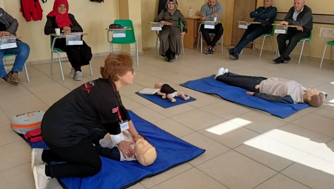 Öğretmen ve okul müdürlerine yönelik ilk yardım eğitim seminerleri verilmeye başlandı