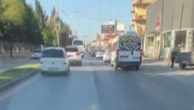 Sakarya'da sürücülerin fermuar yöntemiyle ambulansa yol vermesi kamerada