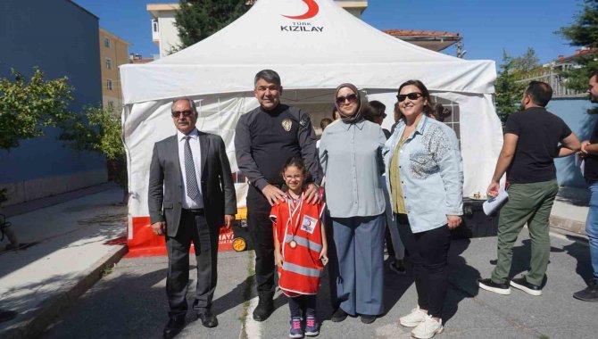 Kan Bağışçısı Getiren Öğrenciye Madalya Veriliyor