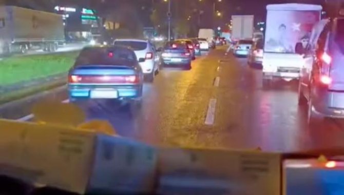 Düzce'de sürücülerin fermuar yöntemiyle ambulansa yol vermesi kamerada