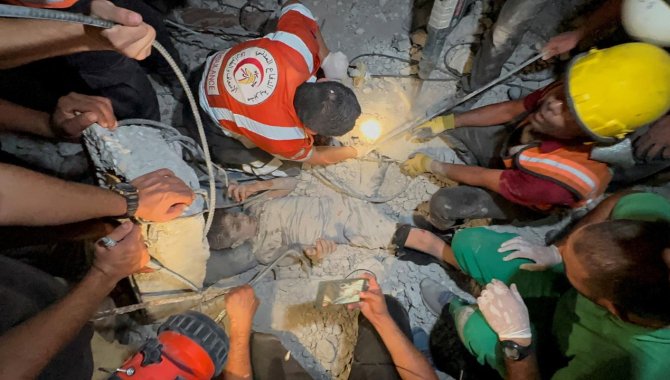 İsrail, Gazze'de yaralıların yardımına koşan sağlık görevlisini yolda hedef alarak öldürdü