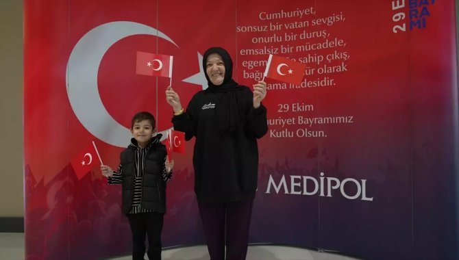 Medipol hastanelerinde Cumhuriyet Bayramı kutlandı